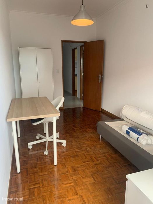 Quarto - localizado em Caparica Lisbon