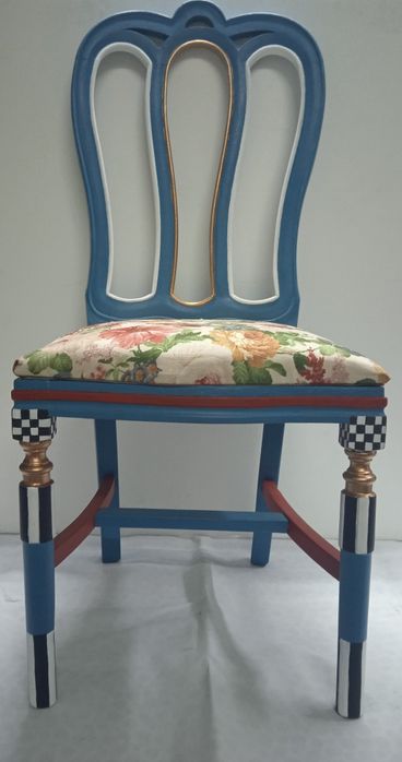 Cadeira restaurada com pintura criativa