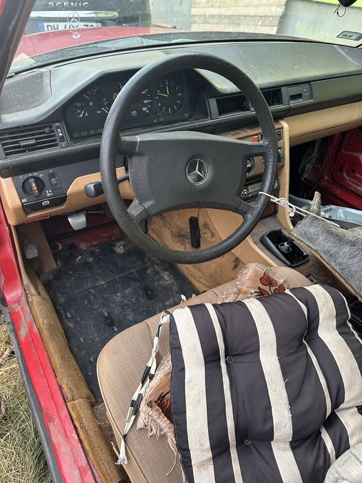 Mercedes benz w 124 sedan