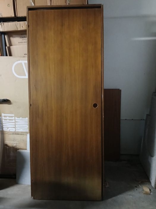 Uma porta e varios peromes em carvalho para corrimao de escadas