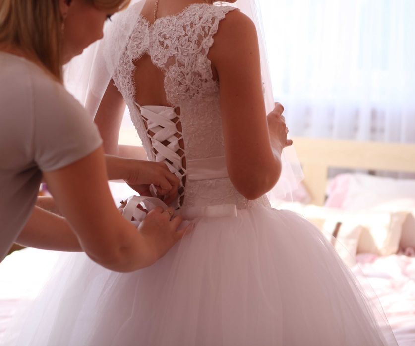 Розкішна весільна сукня