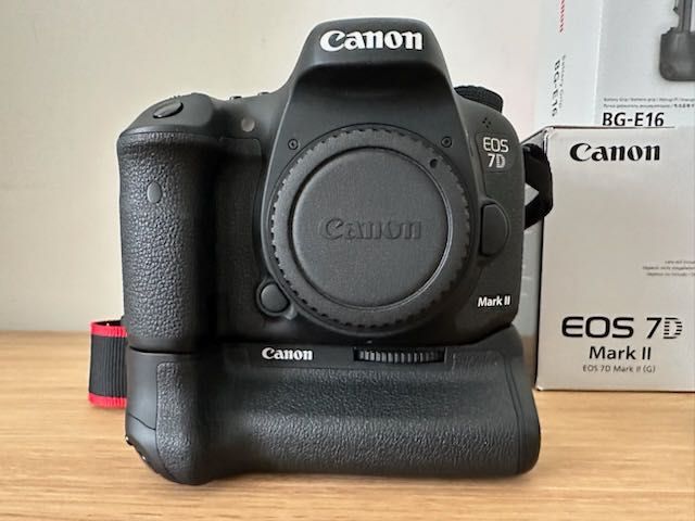 Canon 7D Mark II + PunhoBG-E16 + 2x Cartões CF Sandisk Extreme Pro 128Gb
