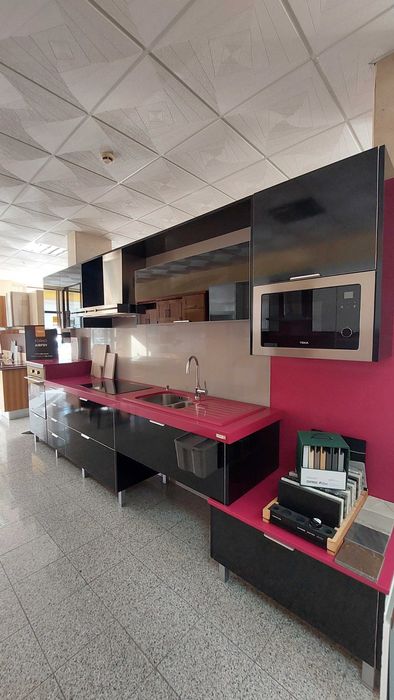 Cozinha em Termolaminado Preto, com Bancadas e Eletrodomésticos nova.