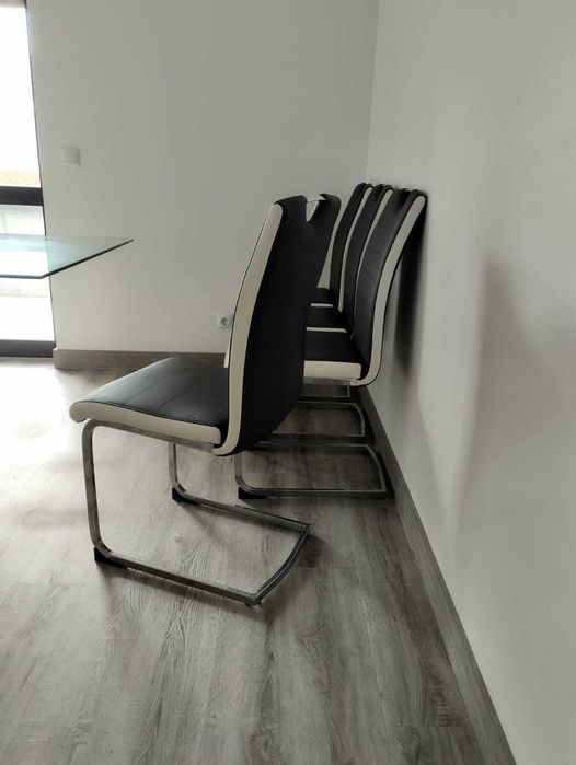 Mesa com tampo de vidro e 4 cadeiras