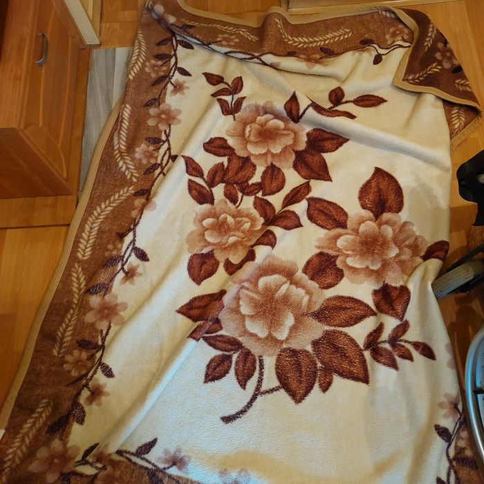 Koc brazowo-kremowy  o wym. 1,55/1,94cm , ciepły