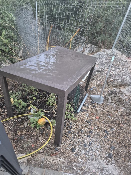 Conjunto Mesa + 4 cadeiras resina