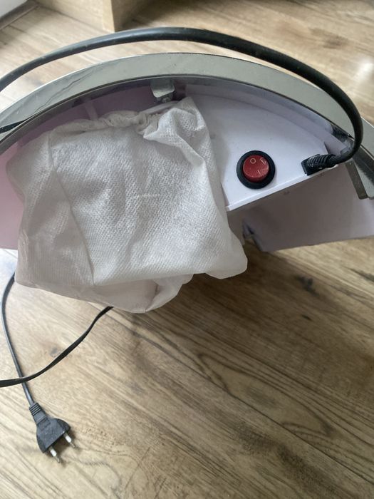 Pochłaniacz pyłu do manicure hybrydowego