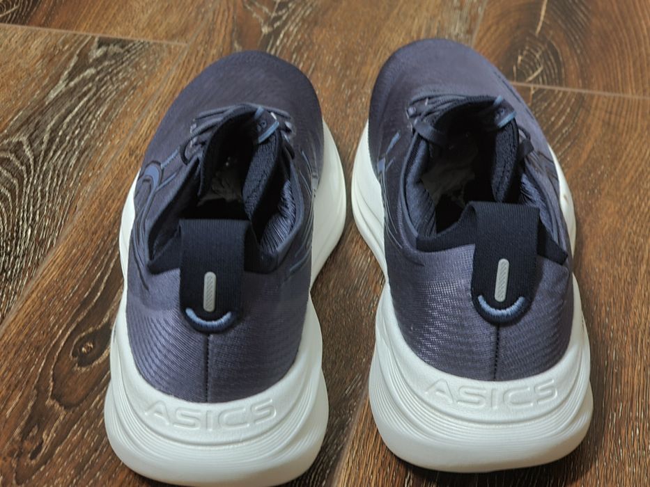 Оригінал 100% чоловічі кросівки Asics Nimbus 27  EURO 44.5