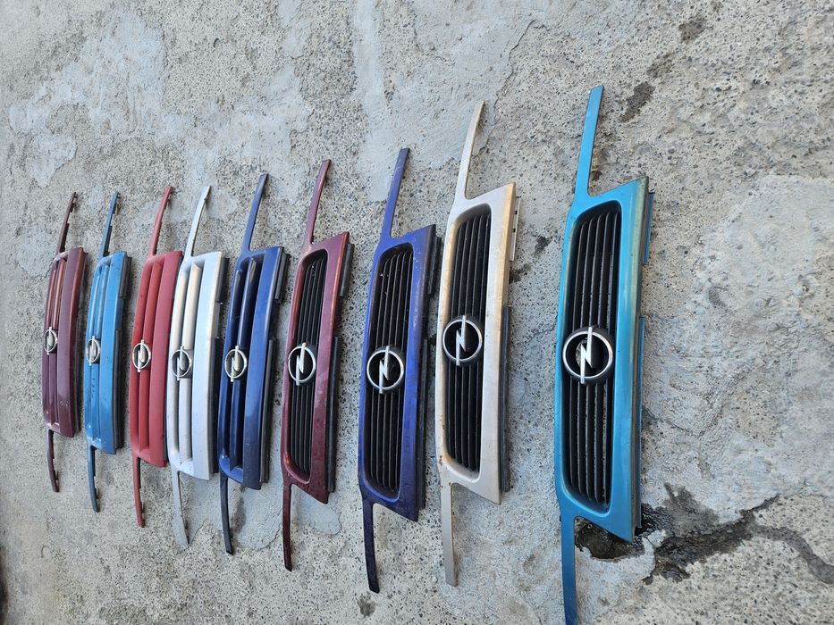 Решітка радіатора Опель Астра Ф Opel Astra F решетка радиатора Запчаст