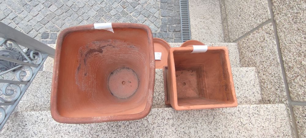 Vasos e pratos de barro