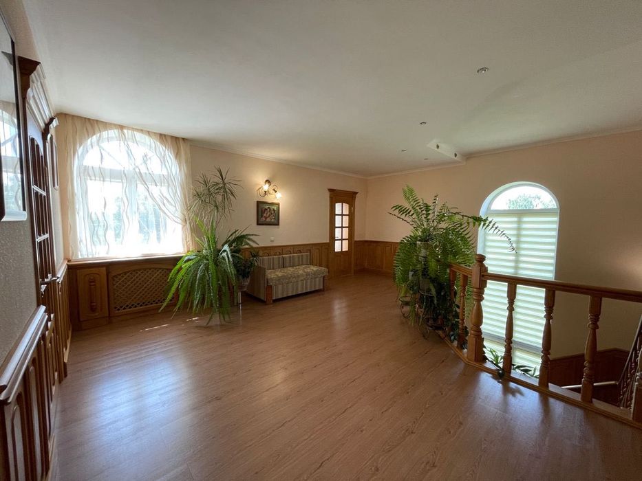 Будинок 2 входи з функціональним цоколем, Басейн та гостевою будівлею