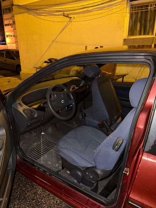 Carro em bom estado tem algumas moças de bom motor esta empecavel
