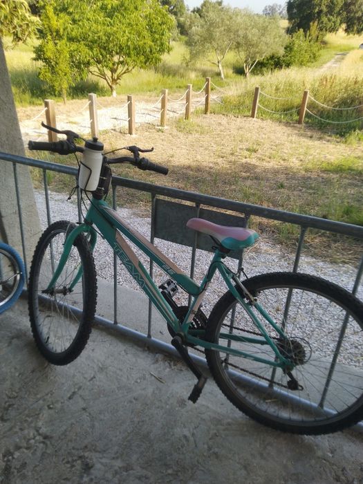 Três bicicletas usadas