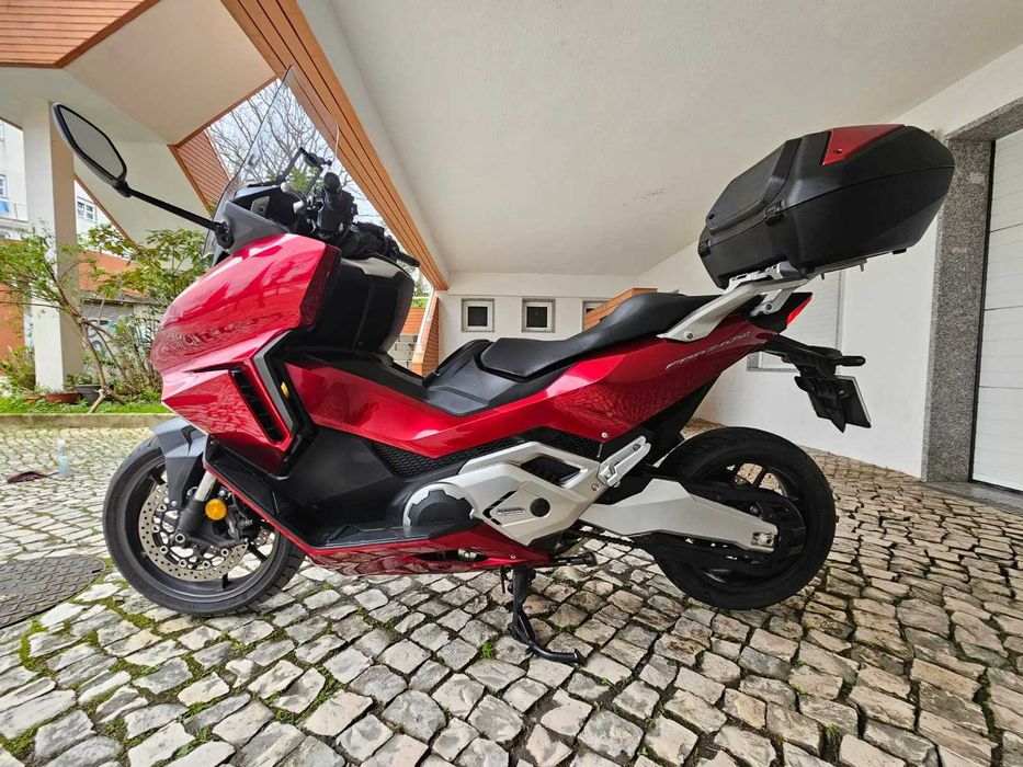 Honda Forza 750 de 2021 com 19.900 kms e revisões na marca