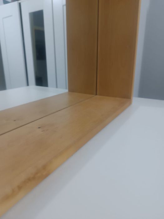 Espelho com acabamento em madeira