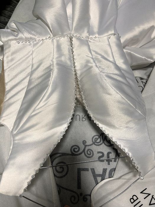 Атласна весільна сукня