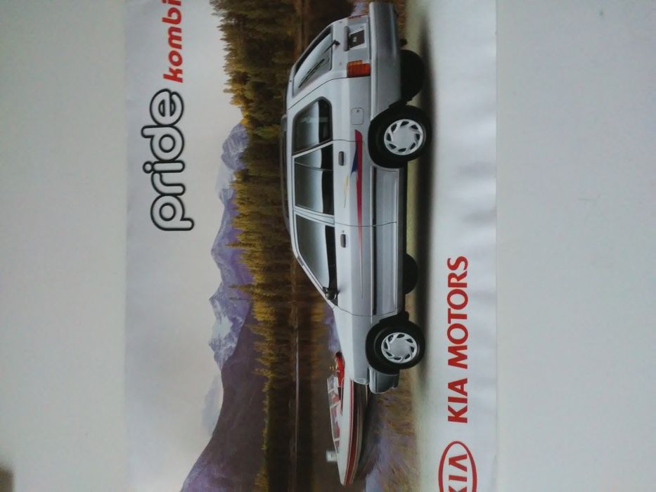 8 folderów reklamowych firmy Kia