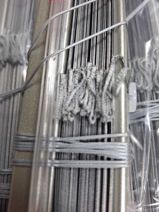 Жалюзи на окна (цвет серебро) и роллеты