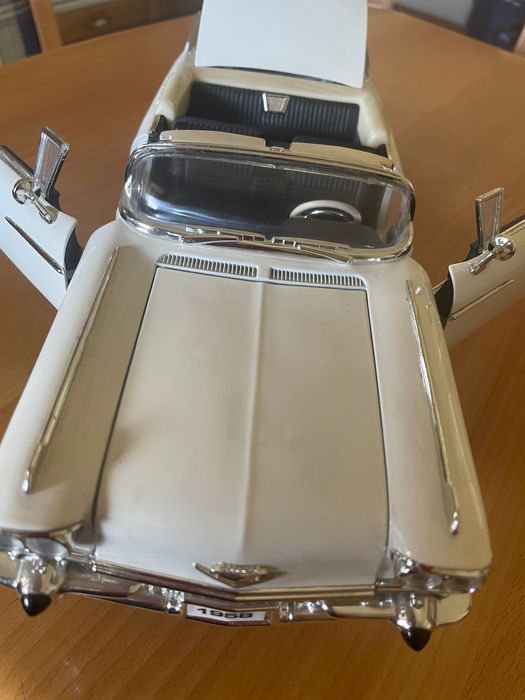 Model  kolekcjonerski samochodu cadillac 1:18