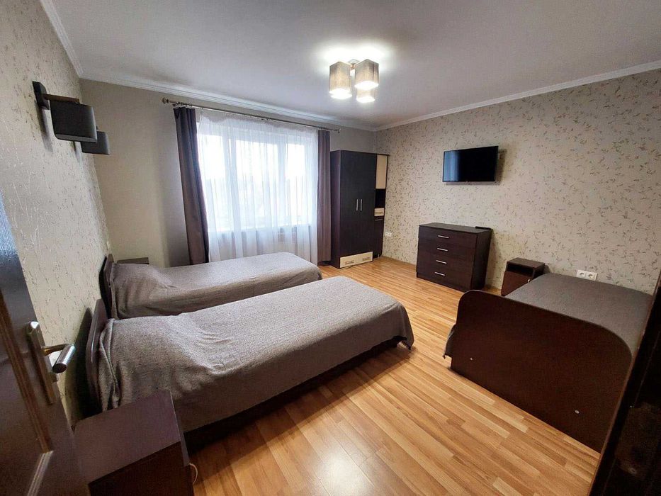 Біля басейну на 3 поверсі здається затишна 2-кімн. квартира з лоджією