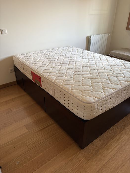 Cama de casal em madeira de 140x190