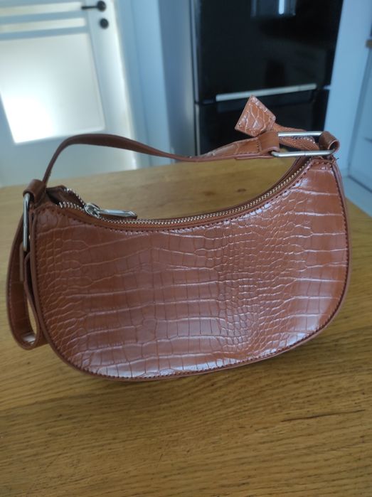 Mała torebka crossbody łódka camel na zamek