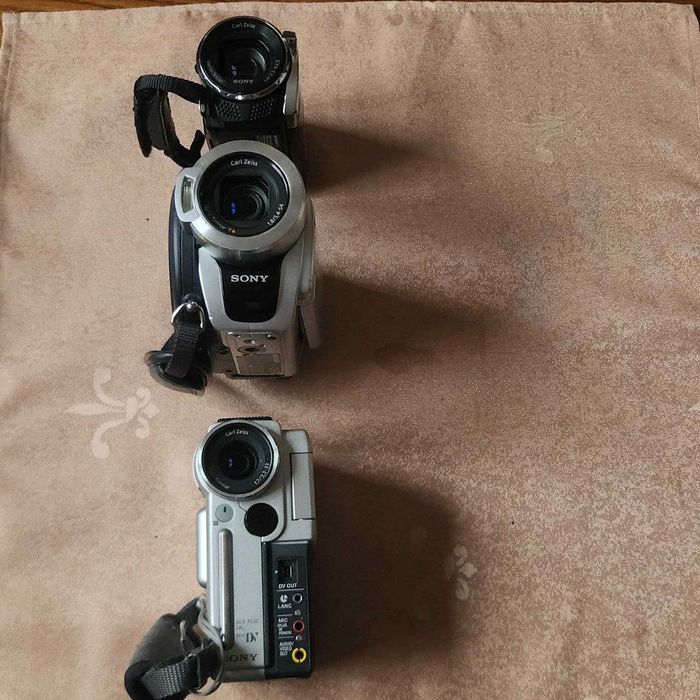 Три відеокамери Sony одним лотом Sony HDR-CX190 Sony DCR-DVD508 Sony DCR-PC3E