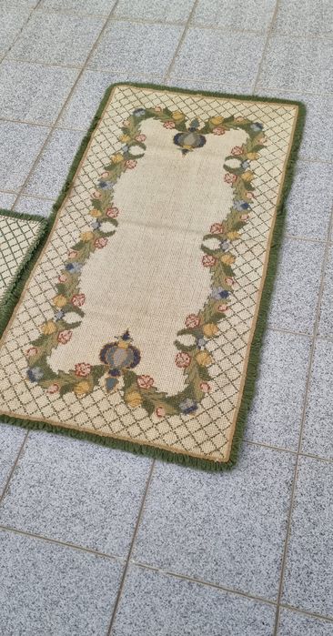 3 Carpetes Arreiolos (70cm comp. x 1,25cm larg.)
Dimensões:
70cm compr