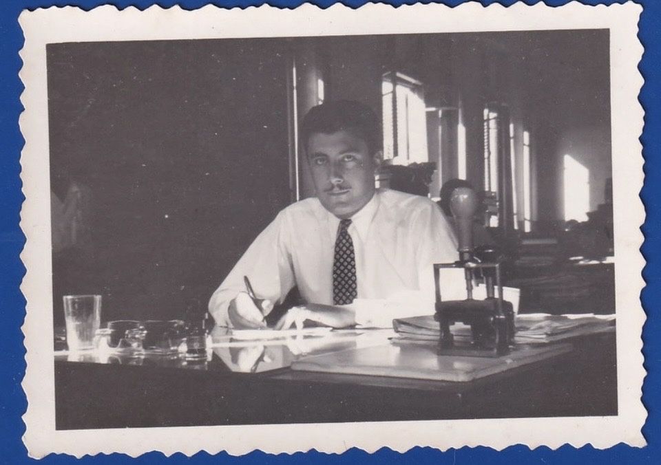 Foto RARA anos 50s homem em Repartição de Finanças de Porto Amélia (Moçambique)