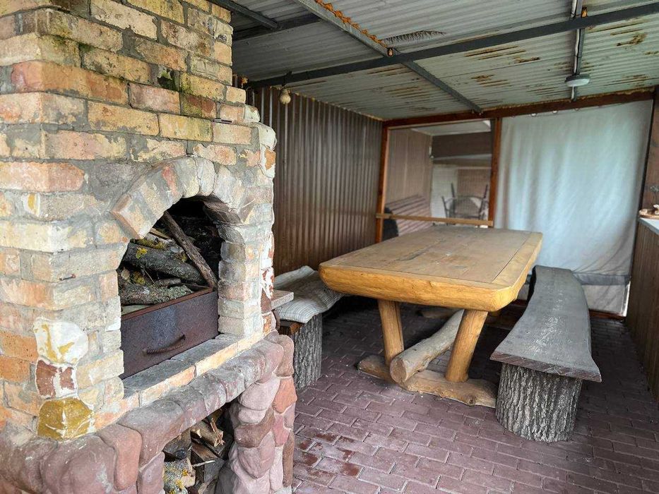 Продається просторий житловий будинок з земельною ділянкою 0,43 га