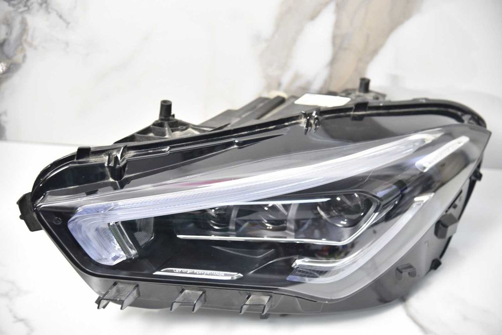 FAROL ESQUERDO – MERCEDES-BENZ CLA (2019–2023)