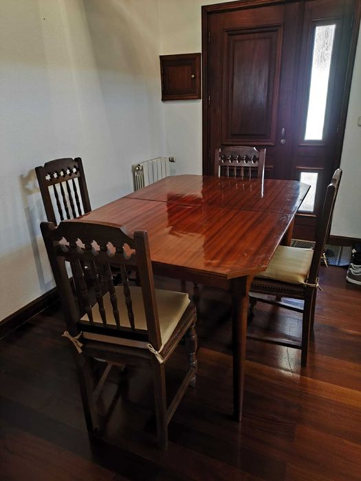 Mesa de Jantar com 4 Cadeiras em Madeira
