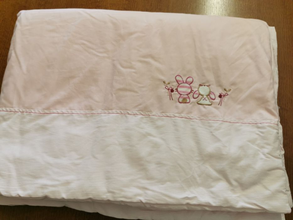 Conjunto de edredão, resguardo e almofada, para bebé.