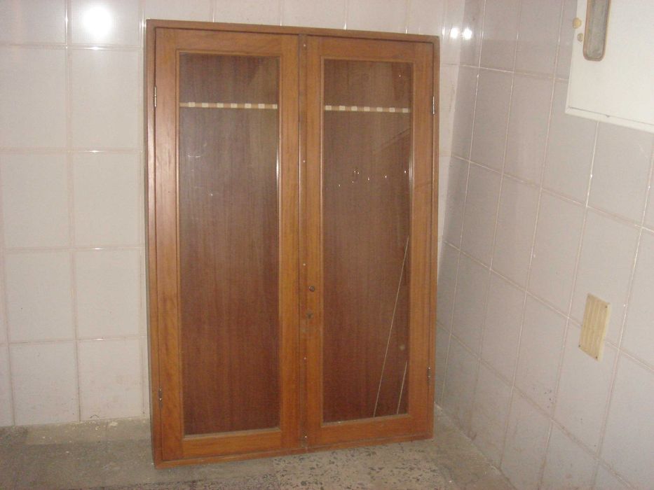 Taqueira em madeira cor pinho mel.