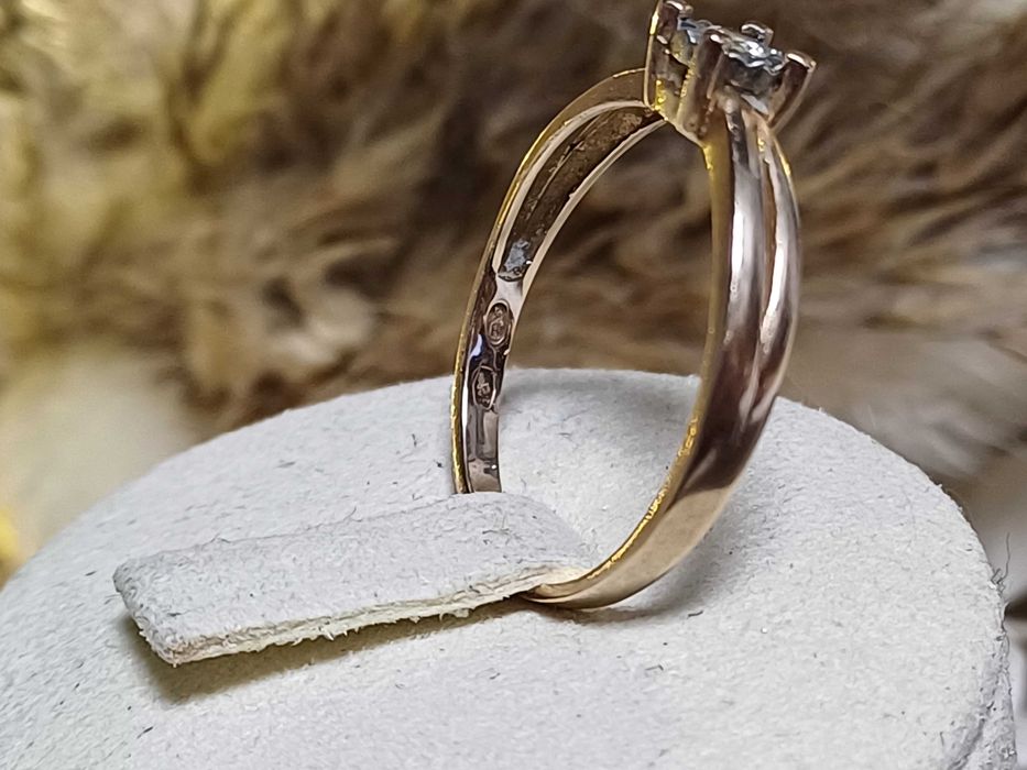 Złoty pierścionek z brylantem P585 2,22g rozmiar 17" certyfikat