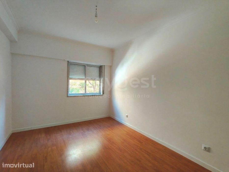 T2 com 95 m², cheio de luz natural e arrecadação na Tapada das Mercês