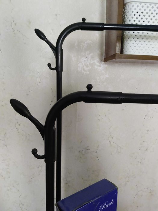 Продам вішалку-стійку для одягу