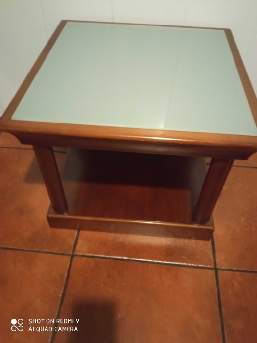Mesa de centro em cerejeira com tampo em vidro