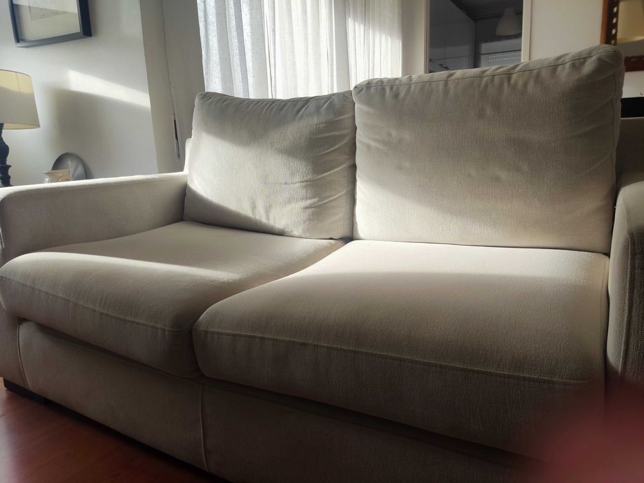 Sofá de dois lugares