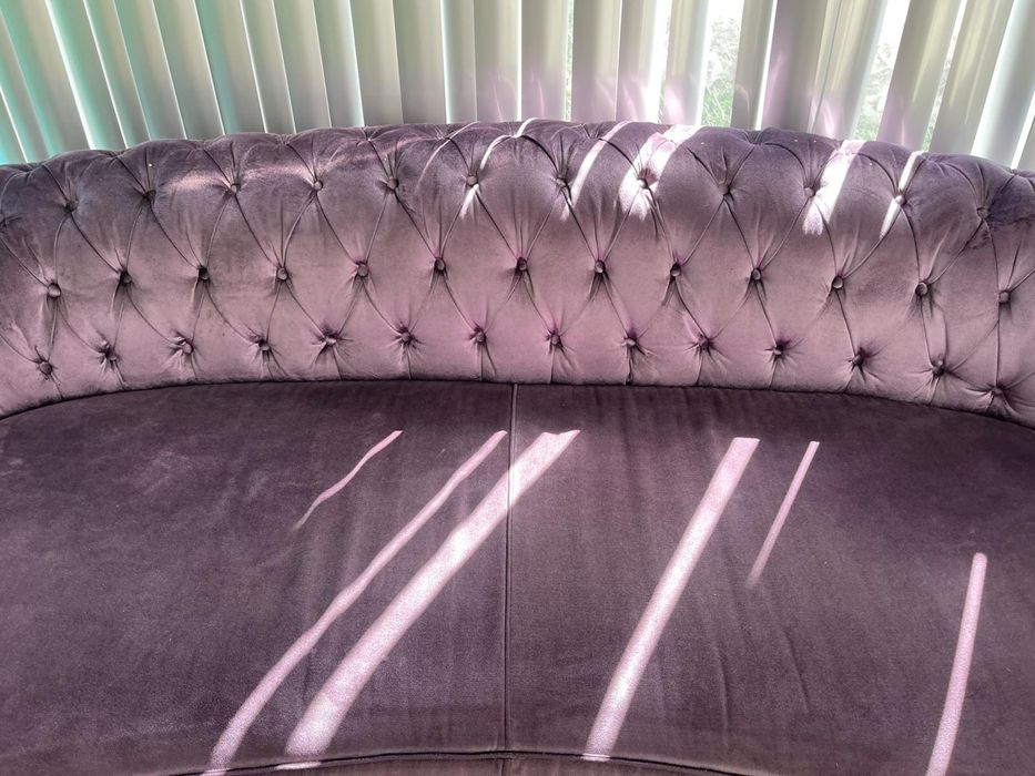 Sofá lilás em tecido aveludado