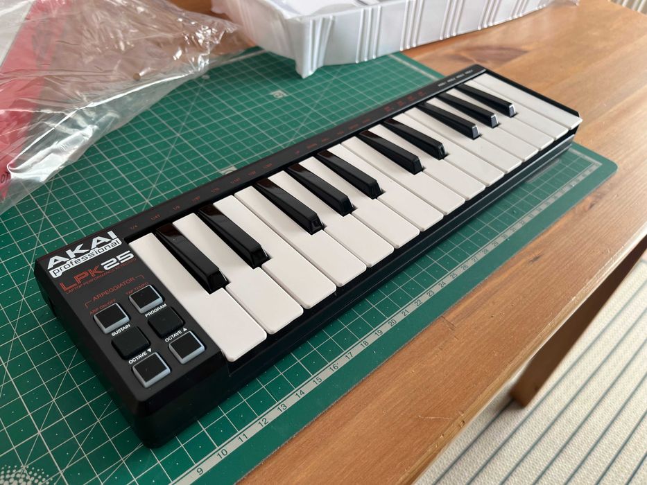 Teclado MIDI AKAI LPK 25