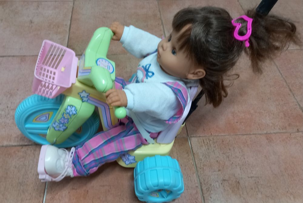TRICICLO COM BONECA para criança brincar na rua,casa,quintal,jardim.