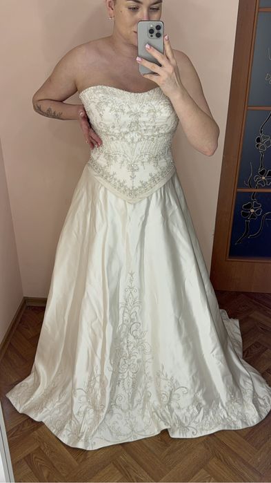 Весільна сукня з шлейфом , розмір м