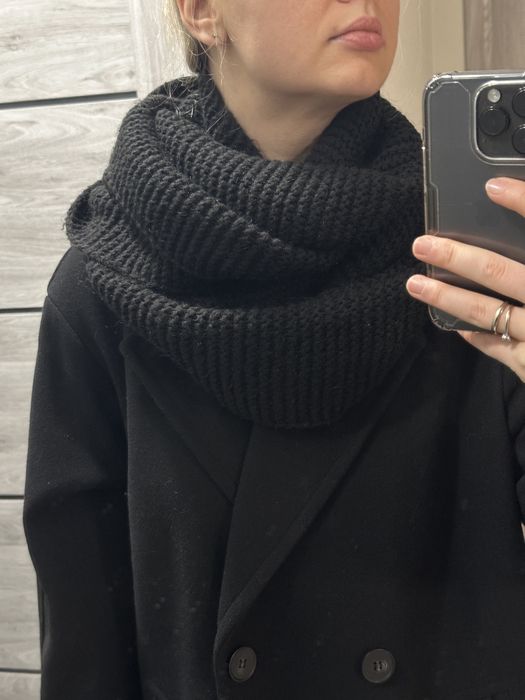 Об'ємний в'язаний шарф хомут чорного кольору