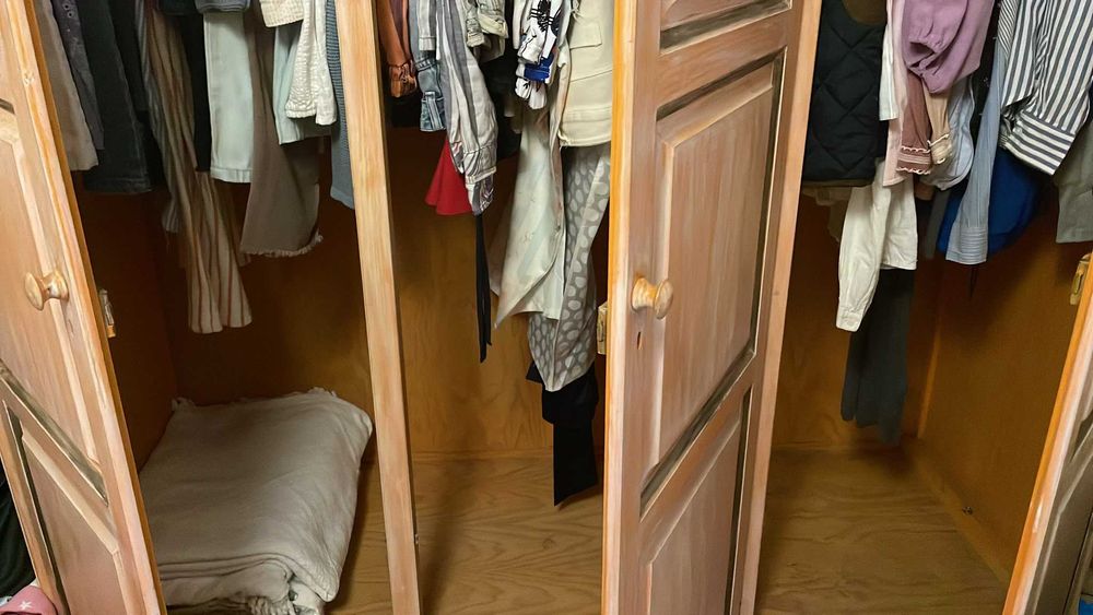 roupeiro pinho de três portas e gavetas
