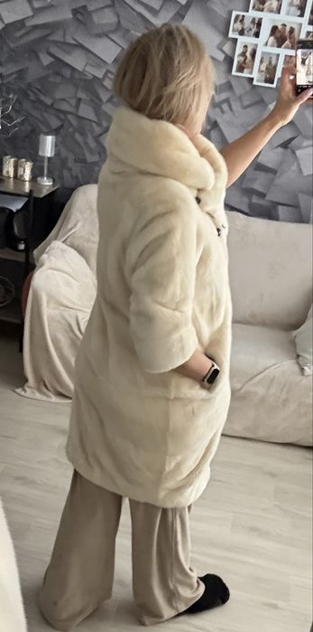 Шуба норкова натуральна (бежева) стильна,тепла, б/у в гарному стані