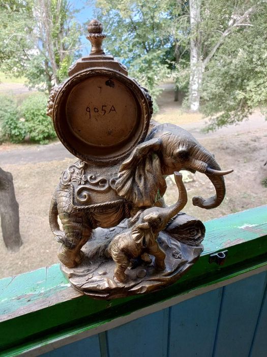 Часы слон настольные..