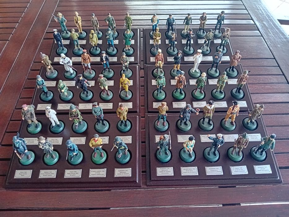 60 soldados em chumbo, segunda guerra mundial, com 6 bases/dispositores em madeira, discrição individual de cada soldado.