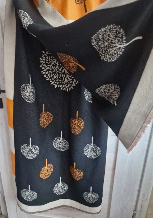 Świetny długi szal z frędzelkami  w print