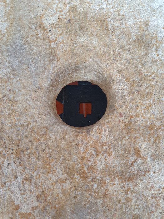 Pedra de moinho com perto de 100 anos.